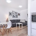 Cinecitta - One Bedroom Lion\'S Bridge Apartment