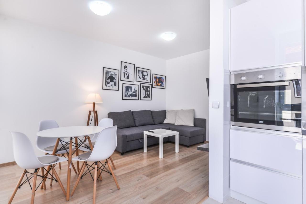 Cinecitta - One Bedroom Lion's Bridge Apartament *