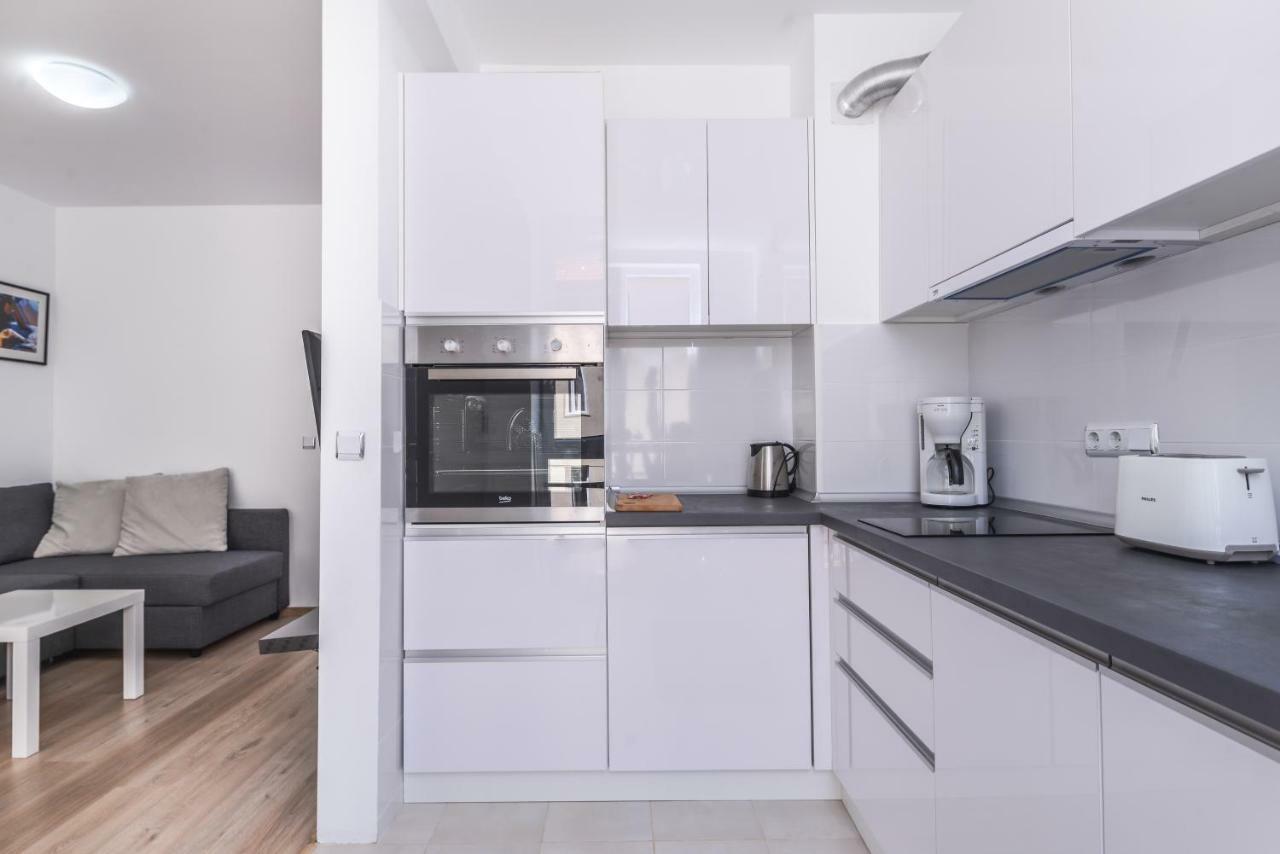 Cinecitta - One Bedroom Lion's Bridge Apartament