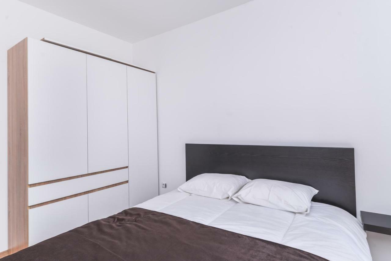 Cinecitta - One Bedroom Lion's Bridge